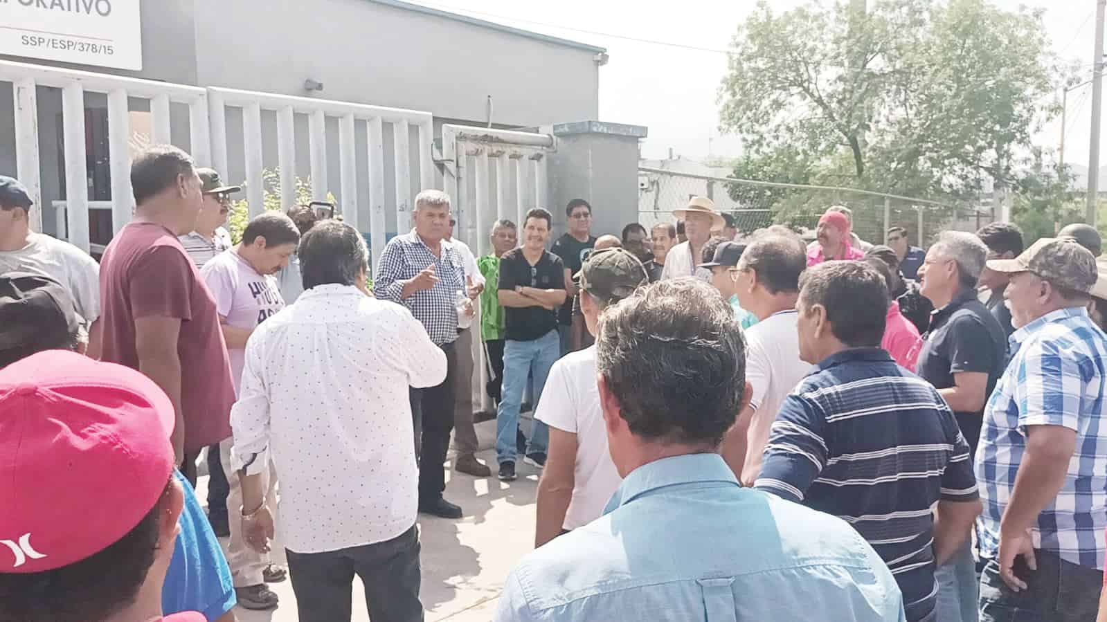 Obreros de AHMSA se manifiestan al exterior de oficinas de Recursos Humanos.