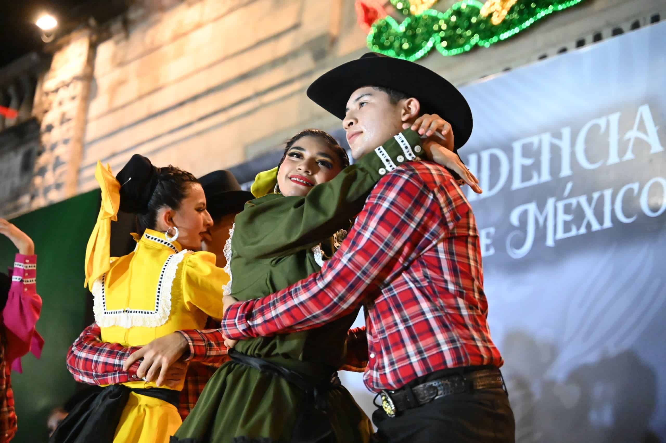 Ballets y cantantes dan identidad al festejo de independencia
