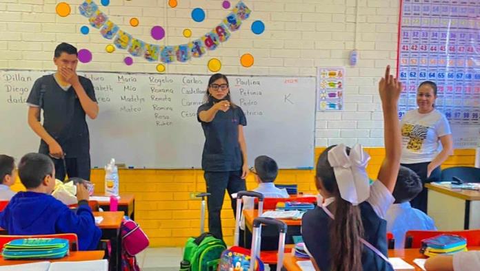 Orientan a estudiantes en cuidado de mascotas