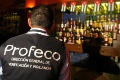 Profeco va por restaurantes y bares que exigen consumo mínimo y propinas