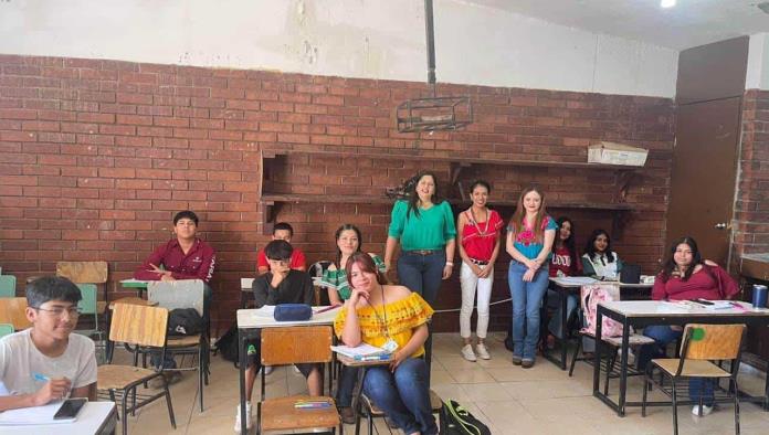 Alcaldesa de Nava, Pily Valenzuela, visita telesecundaria en Río Escondido