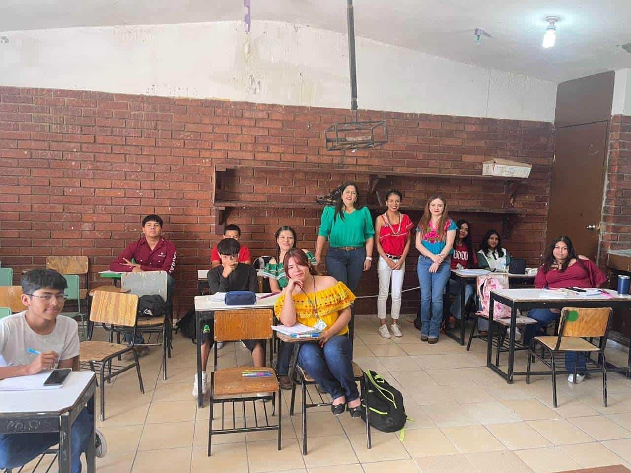 Alcaldesa de Nava, Pily Valenzuela, visita telesecundaria en Río Escondido