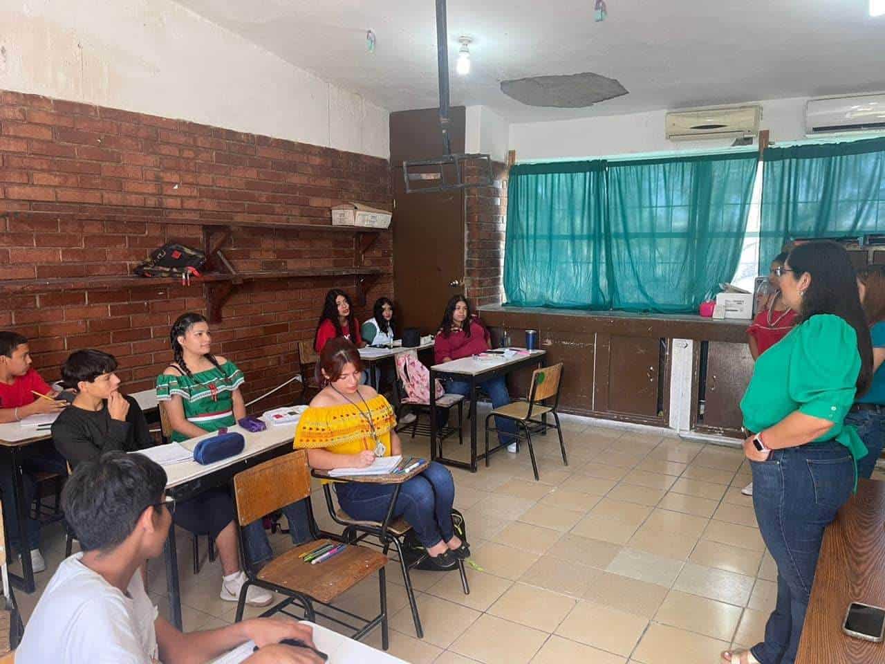 Alcaldesa de Nava, Pily Valenzuela, visita telesecundaria en Río Escondido