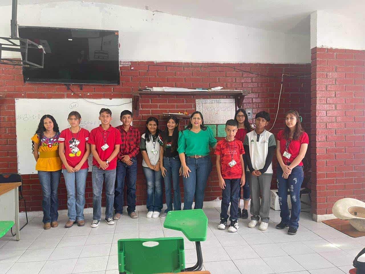 Alcaldesa de Nava, Pily Valenzuela, visita telesecundaria en Río Escondido