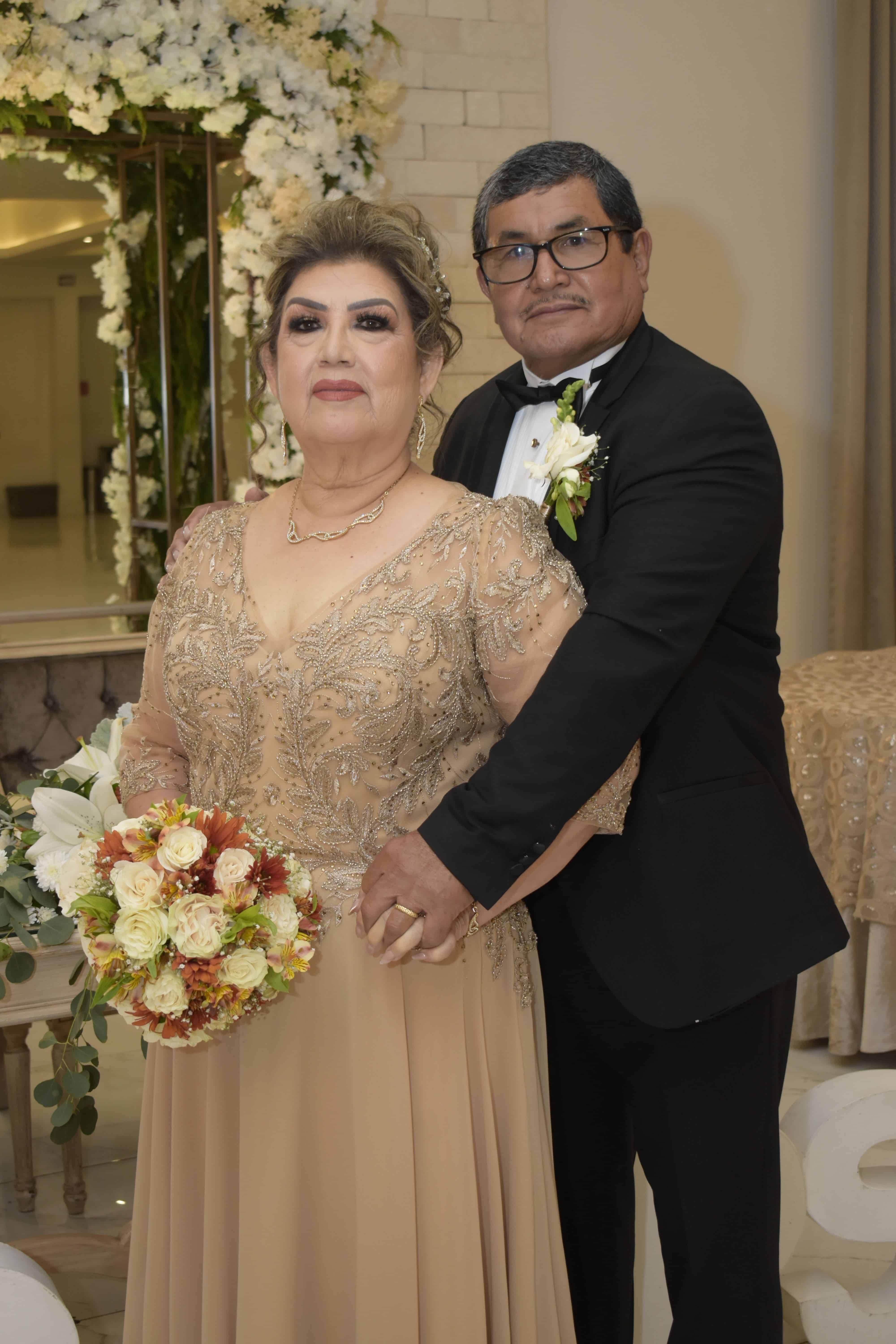 En sus bodas de oro Maríantony y Javier.