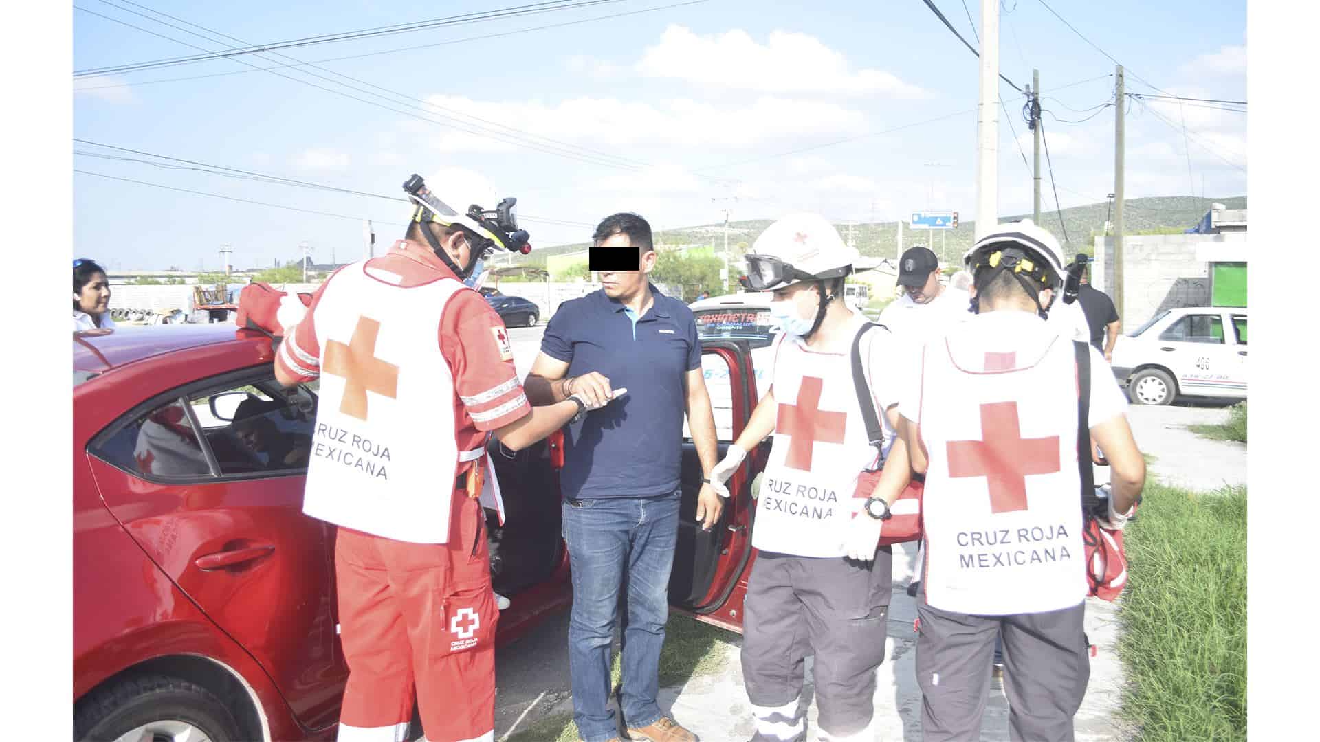 Embiste taxi a motociclista