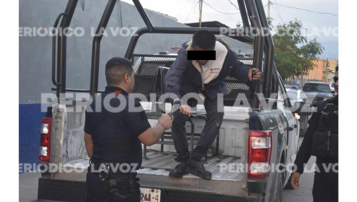 Se queda dormido en plena banqueta