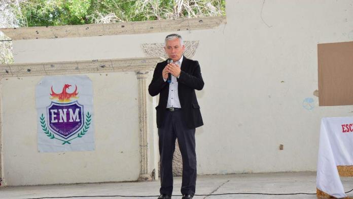 Ofrece chileno conferencia en  escuela normal