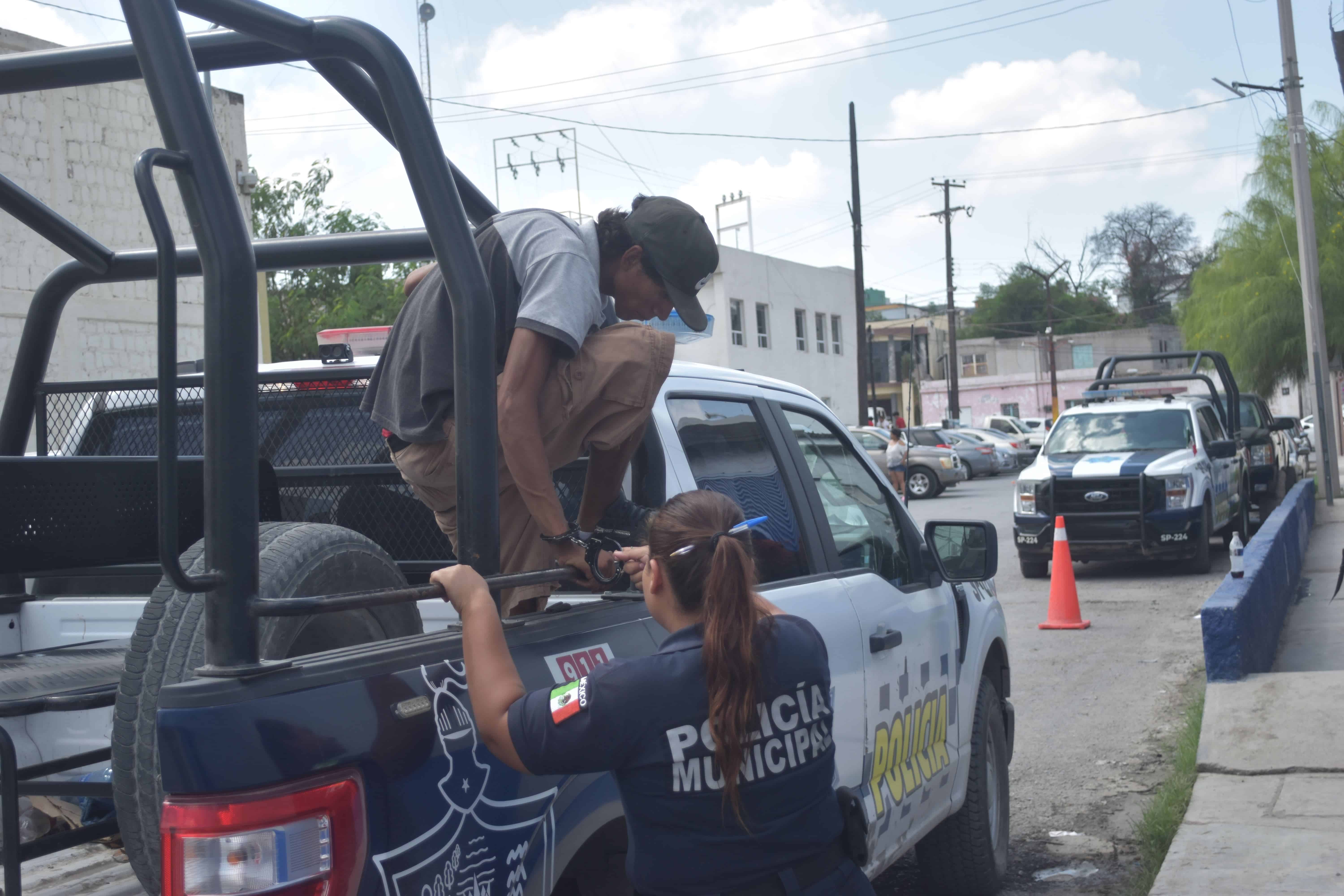 Detienen a tres hombres por drogarse en la calle