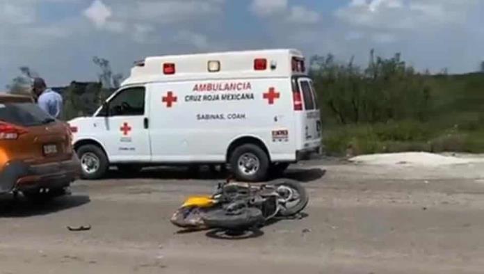 Se impacta motociclista en automóvil