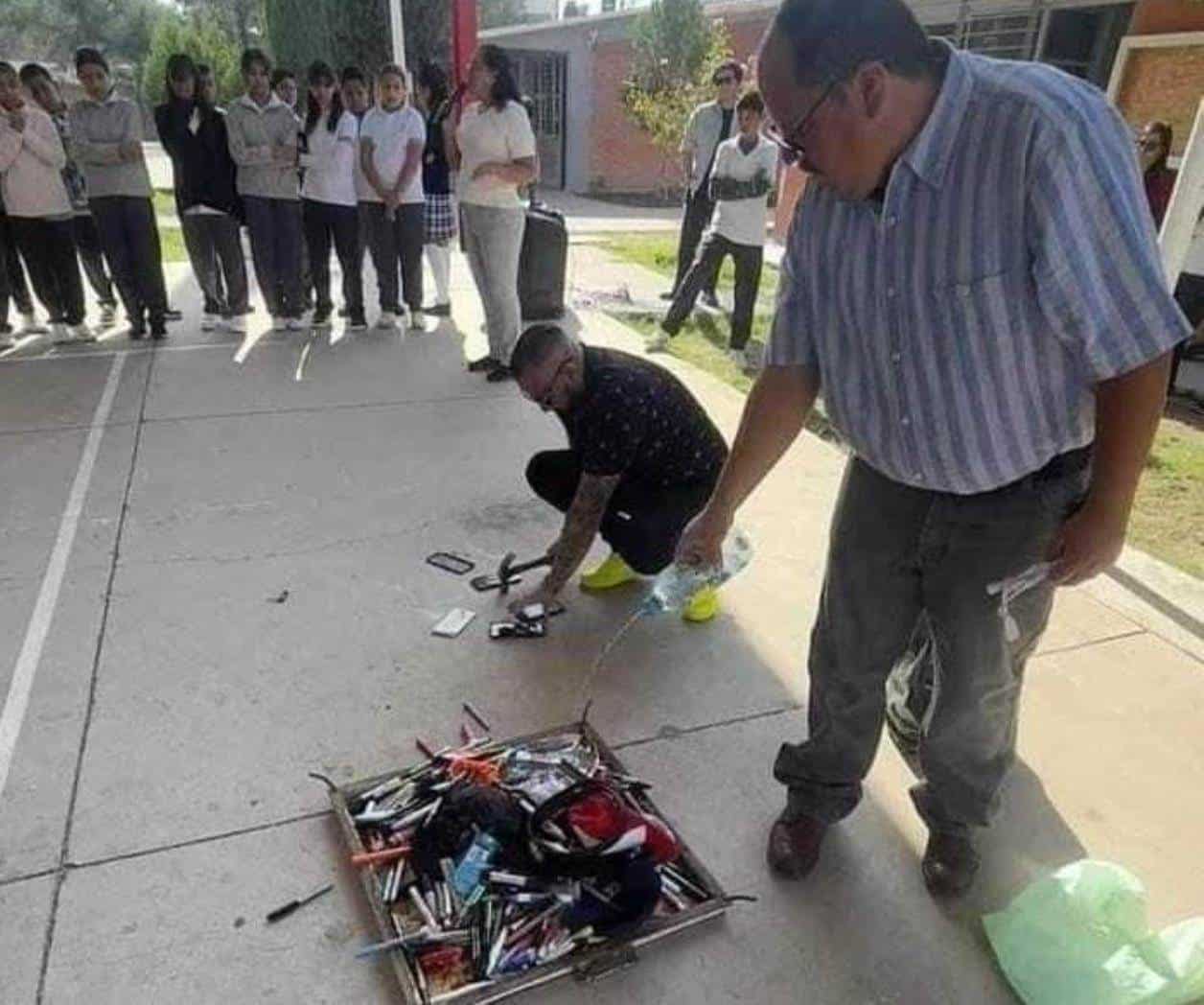 Suspenden a directora que quemó celulares de alumnos