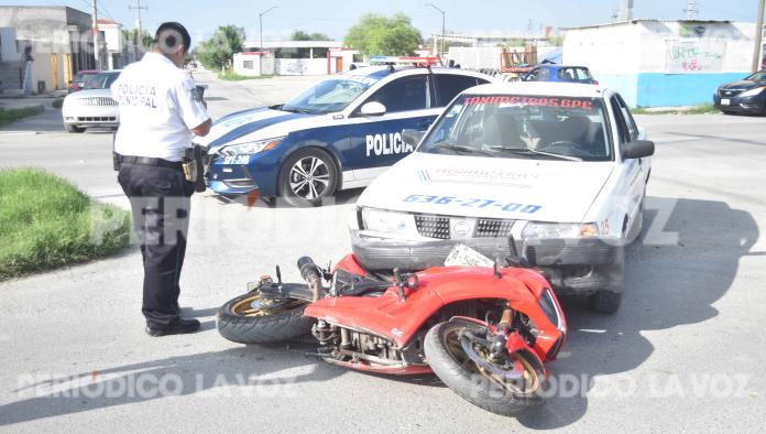 Embiste taxi a motociclista