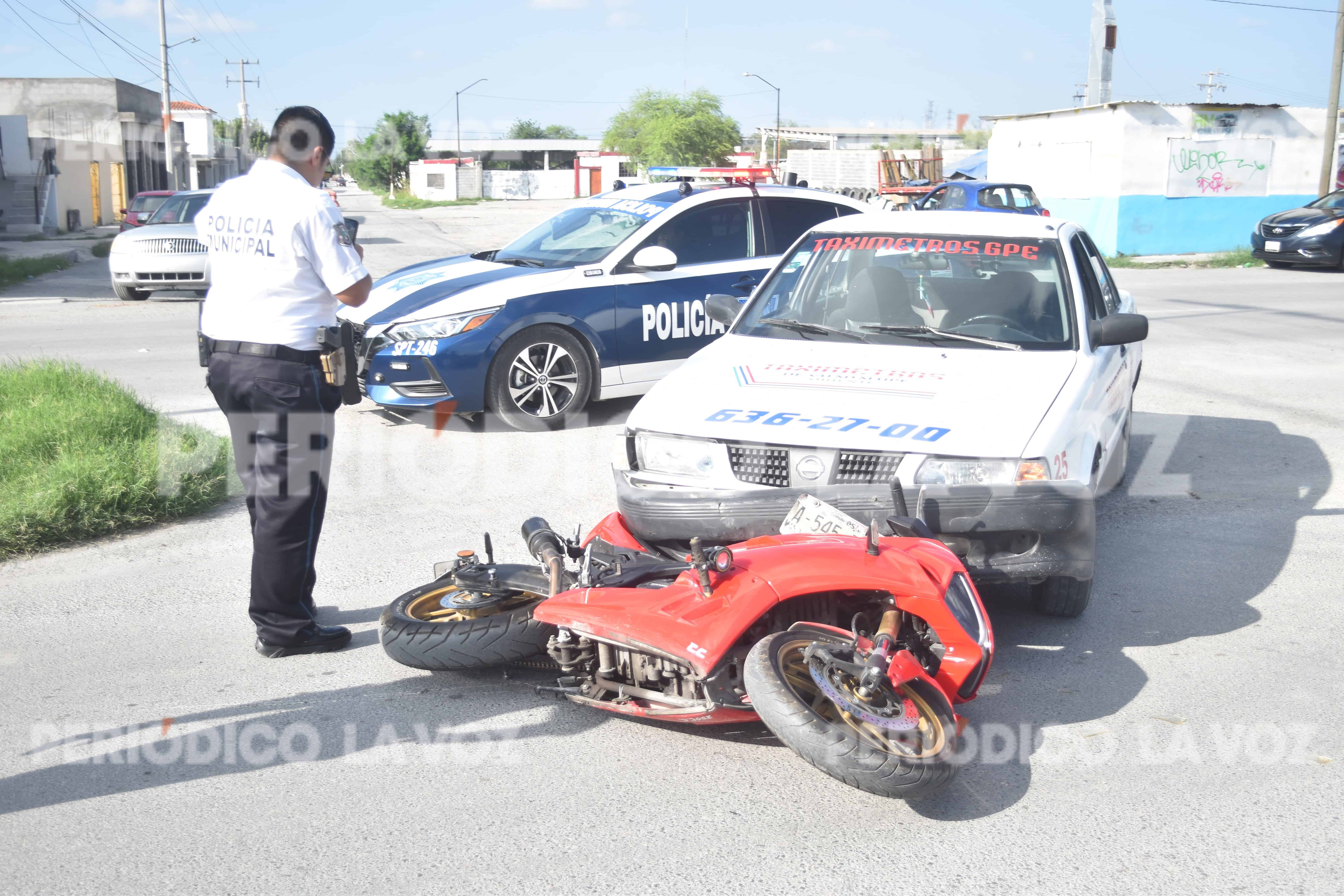 Embiste taxi a motociclista