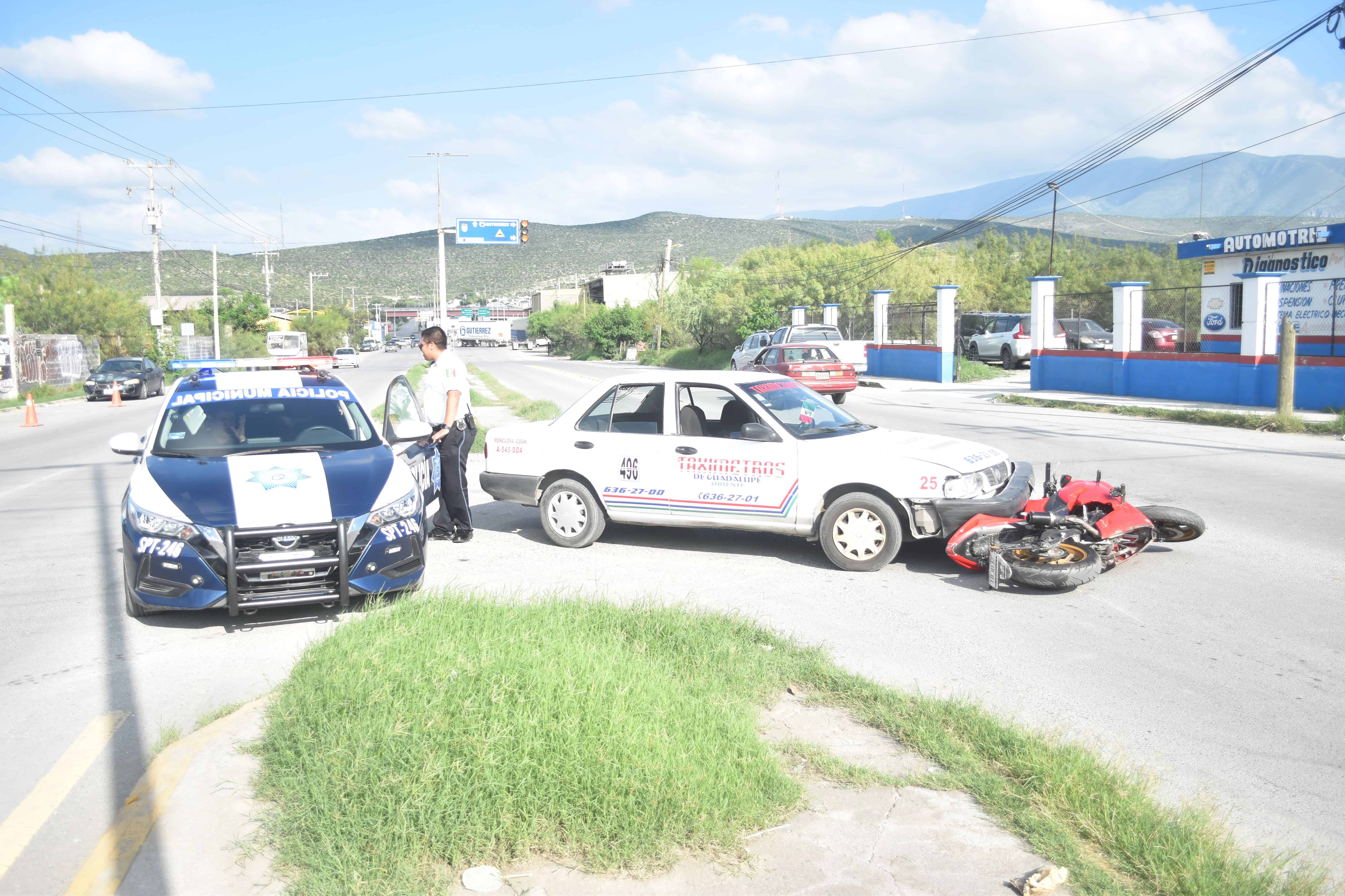 Embiste taxi a motociclista