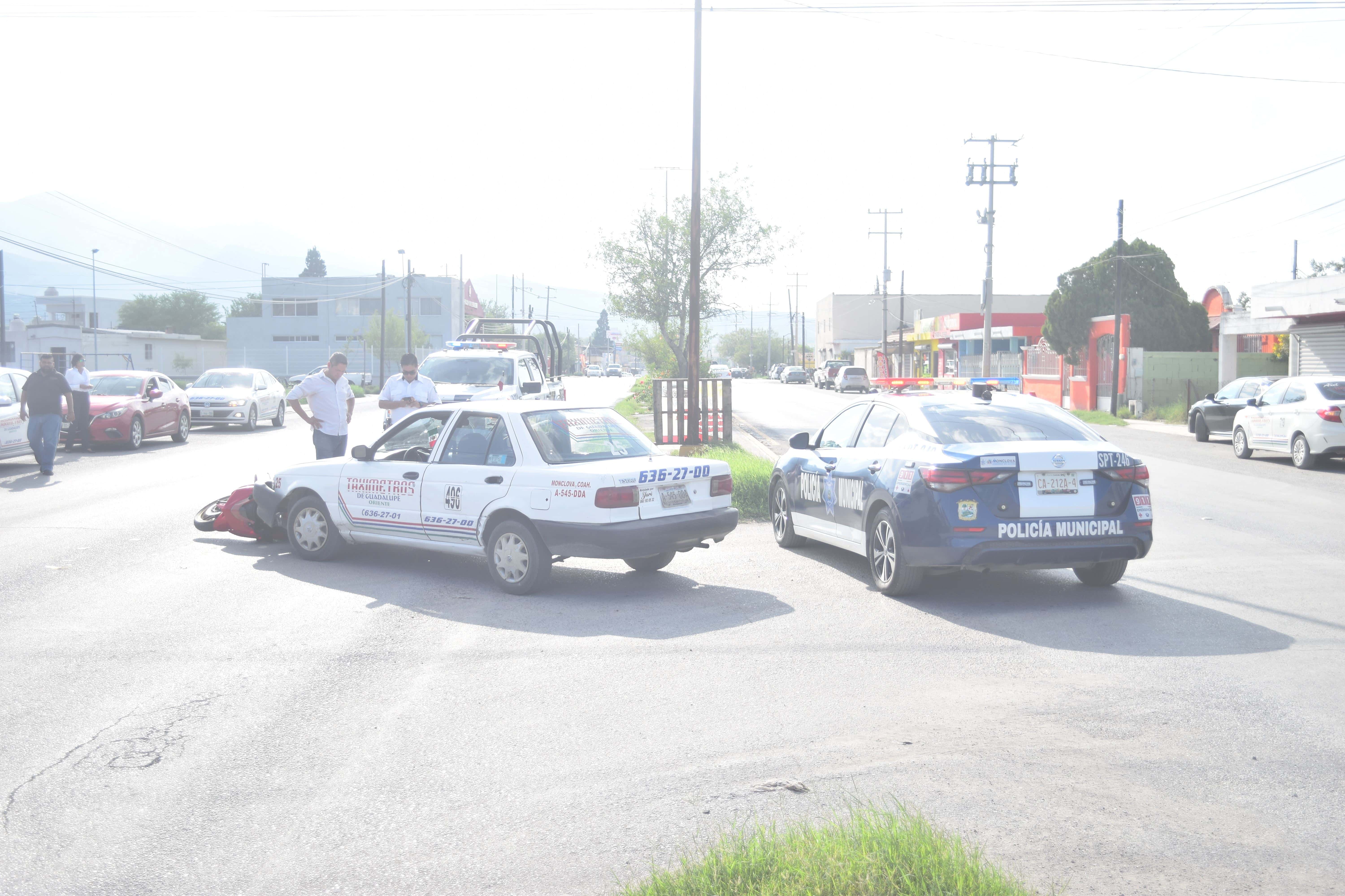 Embiste taxi a motociclista