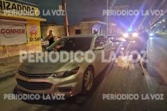 Le pega taxista a auto en el Pape