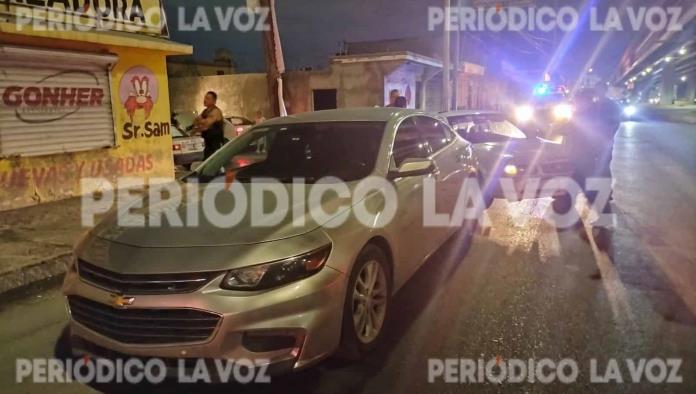 Le pega taxista a auto en el Pape