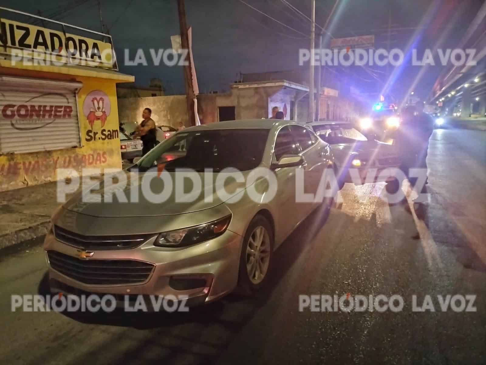 El taxista impactó al Malibu en sus intentos por incorporarse al bulevar Pape.