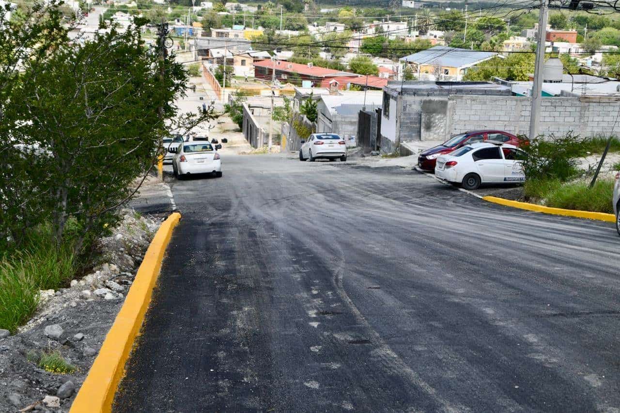 El alcalde Mario Dávila Delgado durante la entrega de la obra en la colonia José de las Fuentes, beneficiando a 220 habitantes con la pavimentación de una calle histórica.