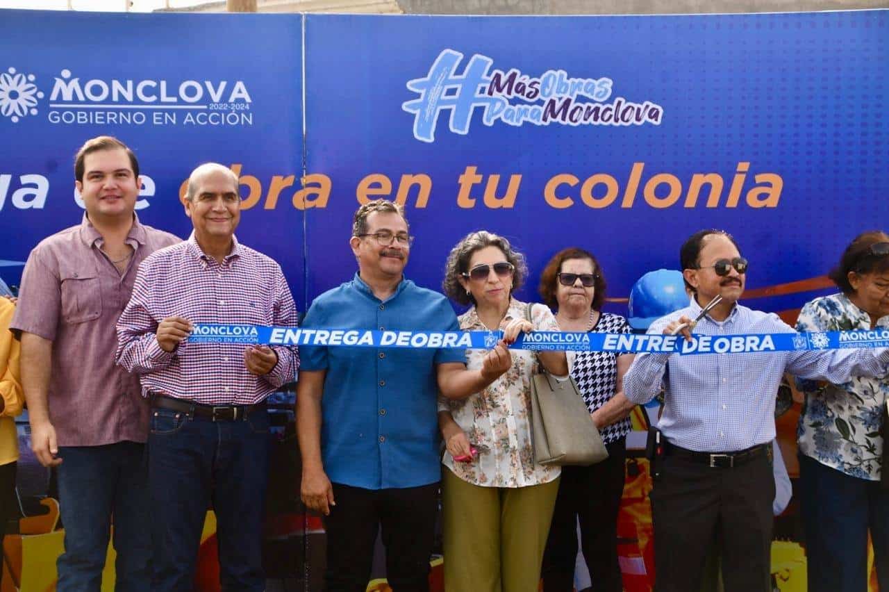 Vecinos de la colonia Estancias agradecen al alcalde Mario Dávila durante la entrega de la obra de pavimentación, resaltando el trabajo conjunto entre autoridades y ciudadanos para mejorar la infraestructura local.