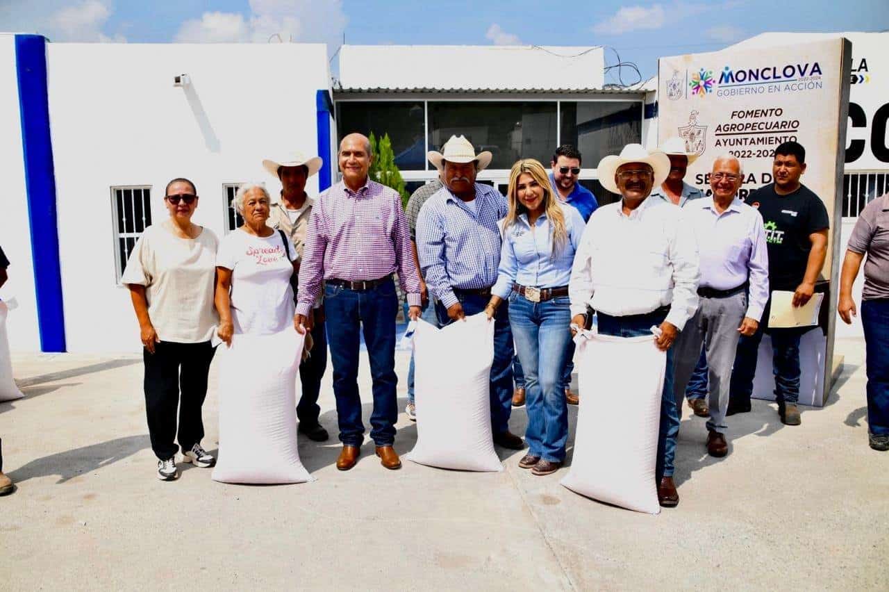 El presidente municipal Dr. Mario Dávila Delgado entrega personalmente las semillas de avena forrajera a los ejidatarios, reforzando el compromiso de su administración con el campo monclovense.