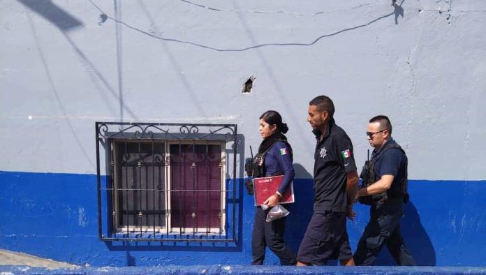 Liberan a hombre que usaba camiseta de policía