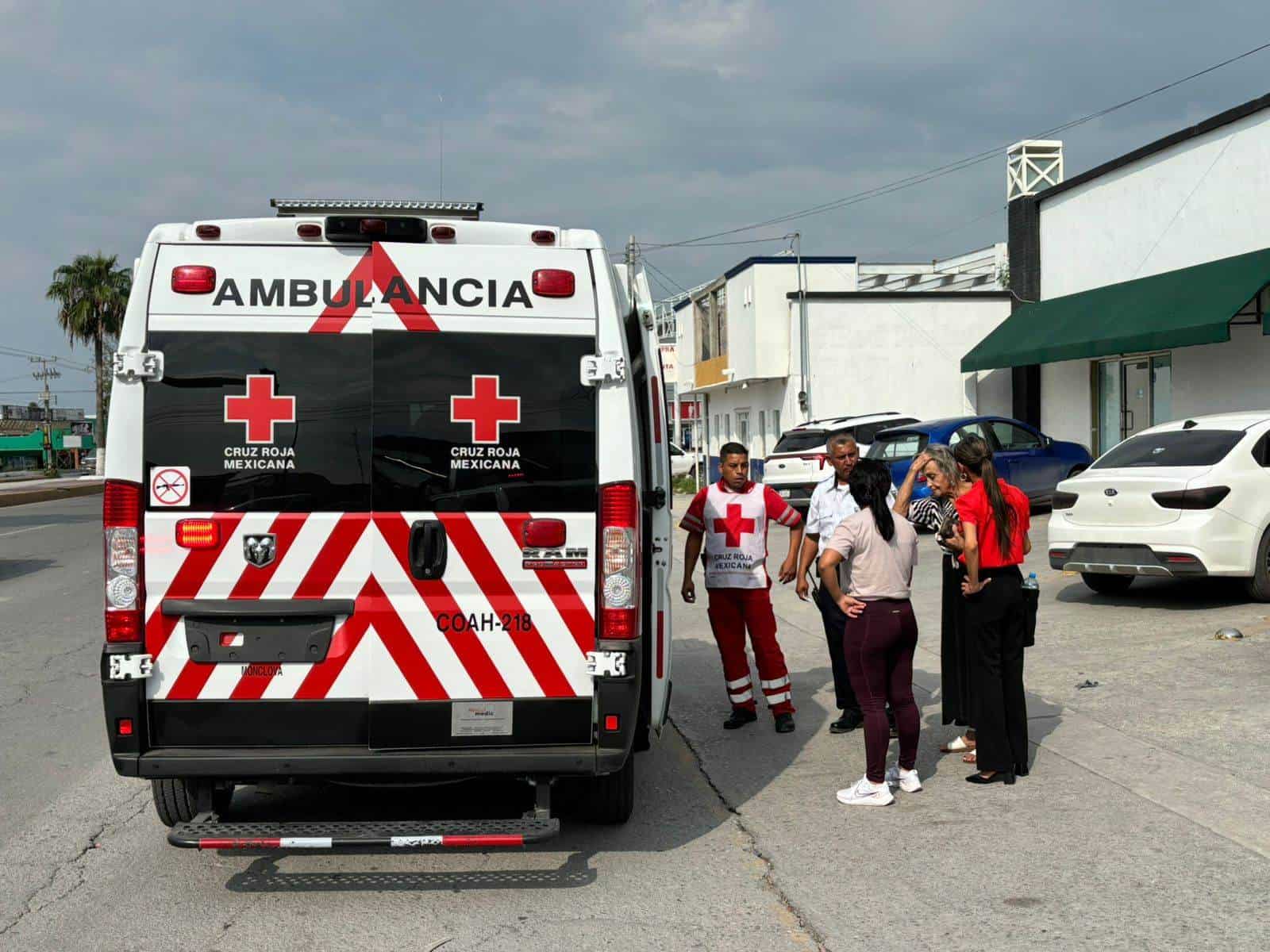 Arrolla a mujer al echarse de reversa