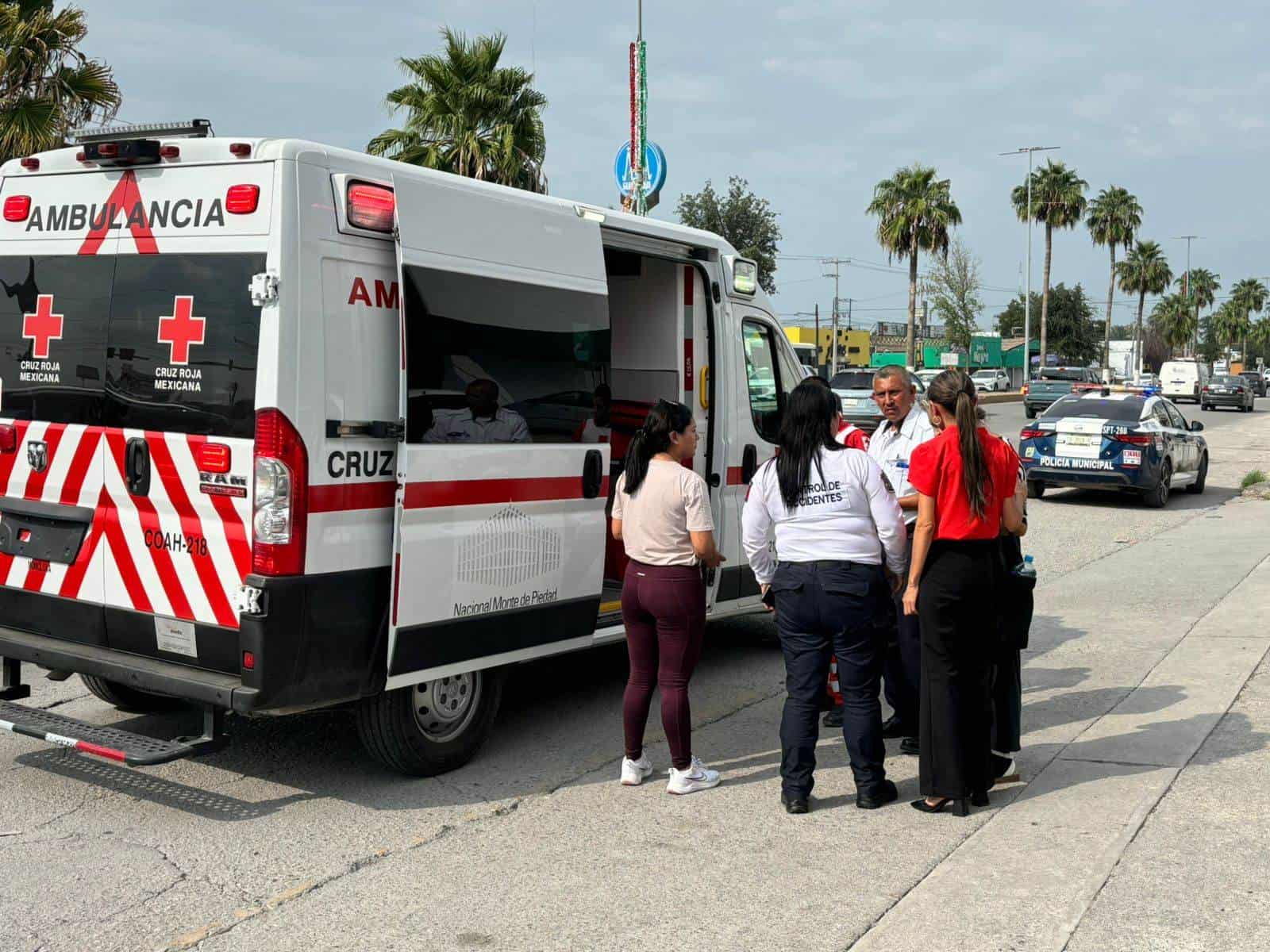 Arrolla a mujer al echarse de reversa