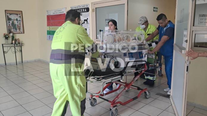 Se aferra a la vida bebé prematuro Se aferra a la vida bebé prematuro