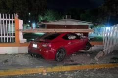 ATRAVESÓ LA ESCUELA: Dañan Plantel en Accidente