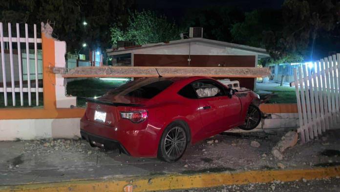 ATRAVESÓ LA ESCUELA: Dañan Plantel en Accidente