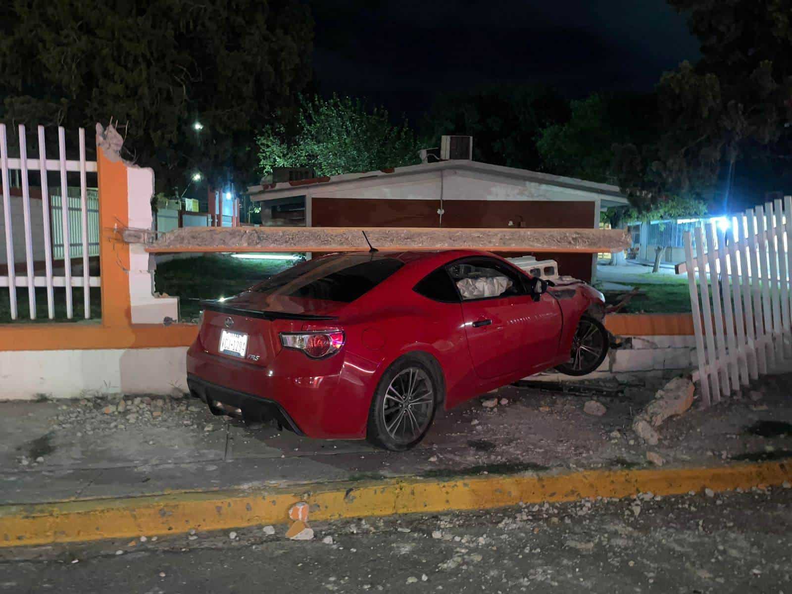 ATRAVESÓ LA ESCUELA: Dañan Plantel en Accidente