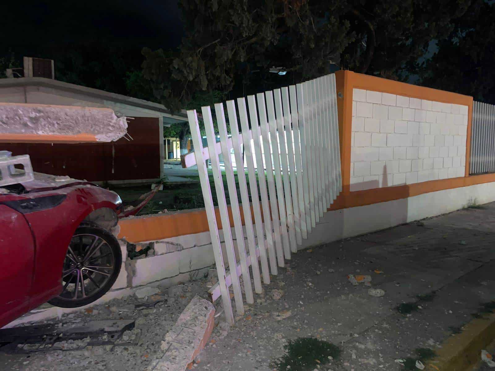 ATRAVESÓ LA ESCUELA: Dañan Plantel en Accidente