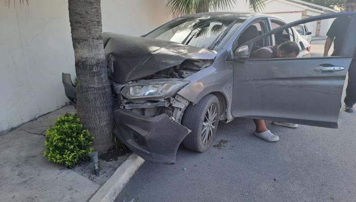 Destroza su auto choca con palma