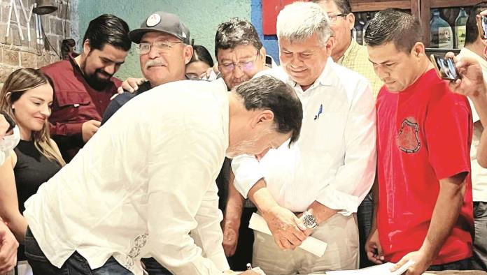 Obreros le hacen firmar compromiso a Noroña