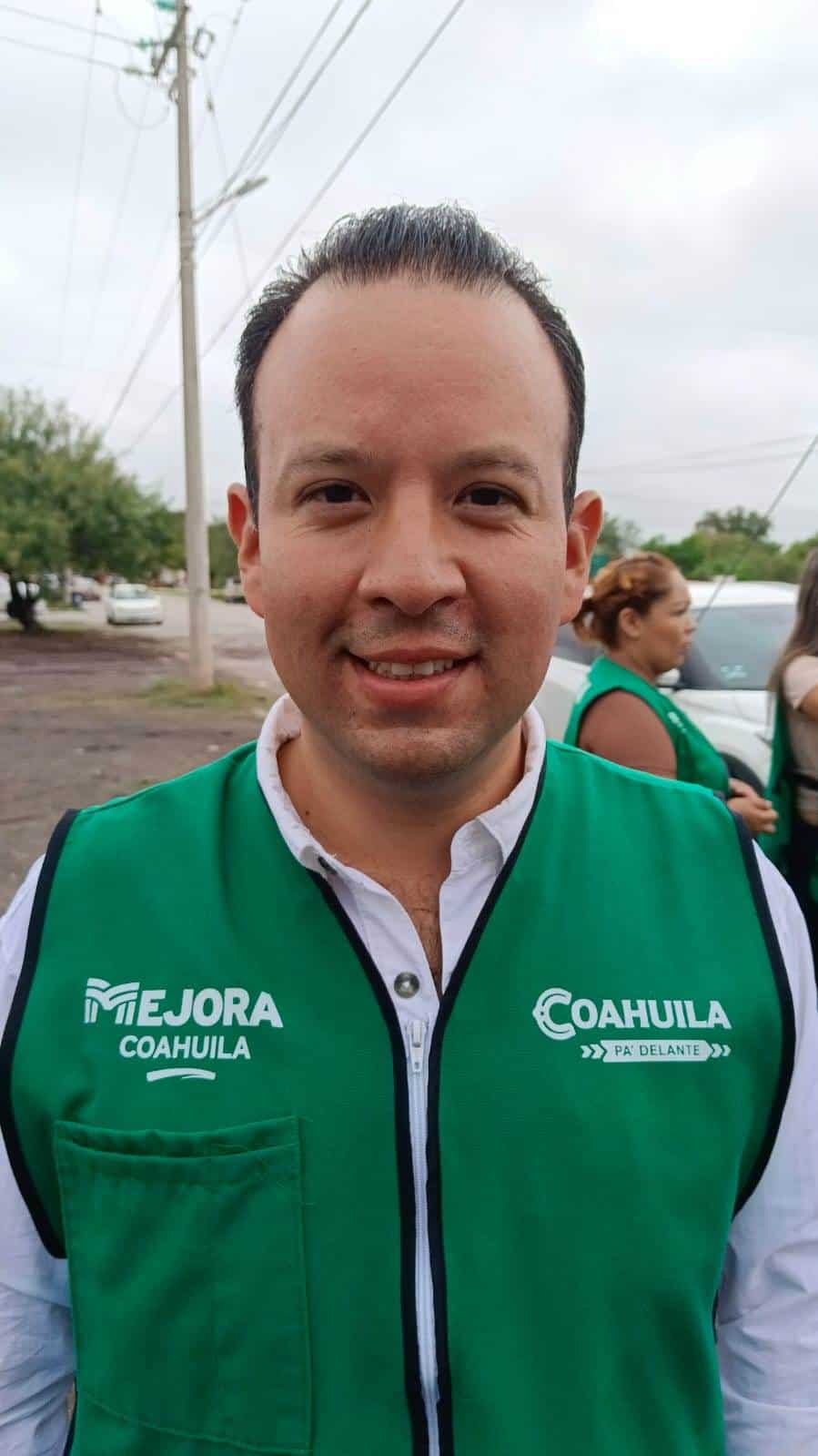 Carlos Gracia Vega coordinador de programas de bienestar en Sabinas.