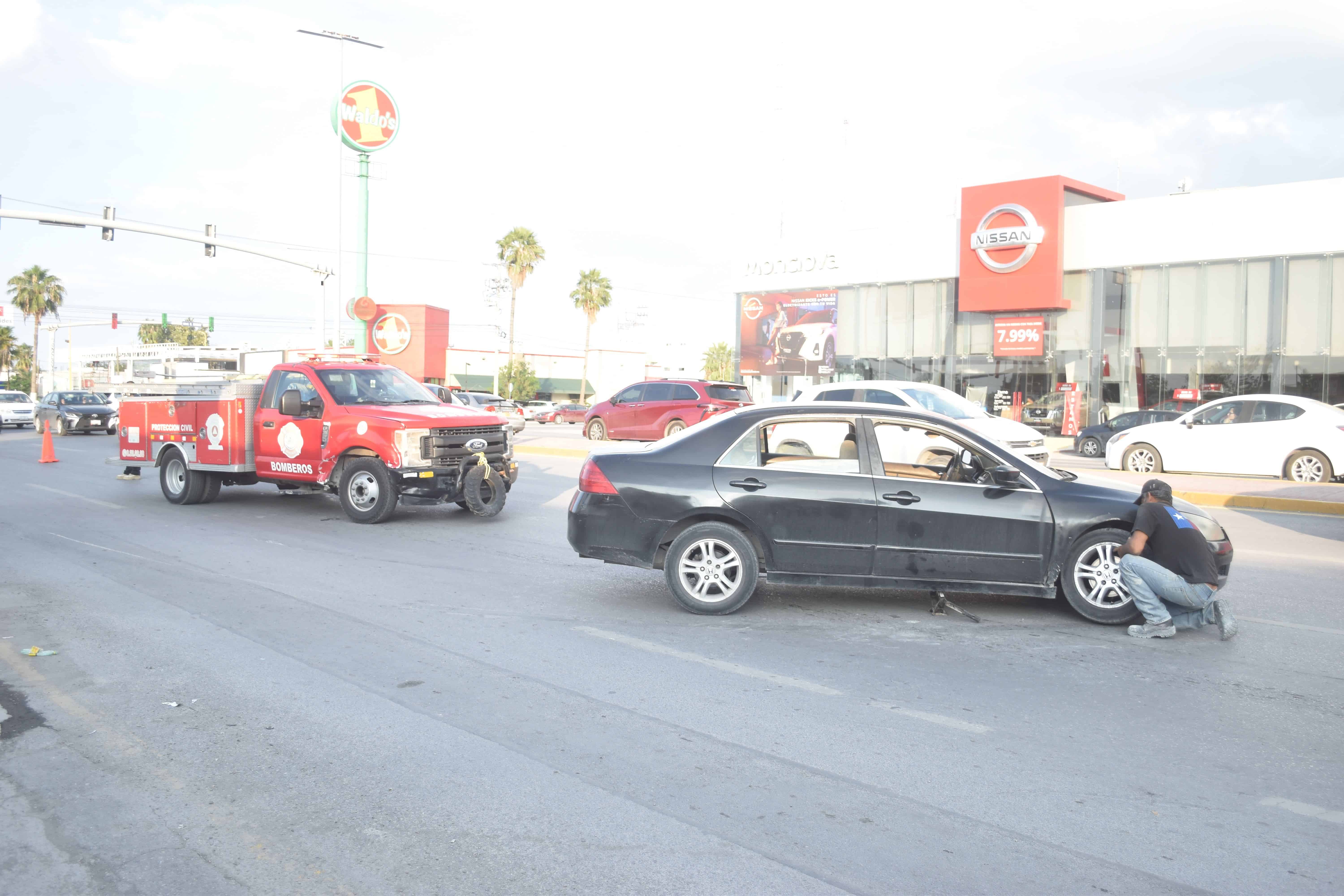 Se le sale llanta en pleno Pape