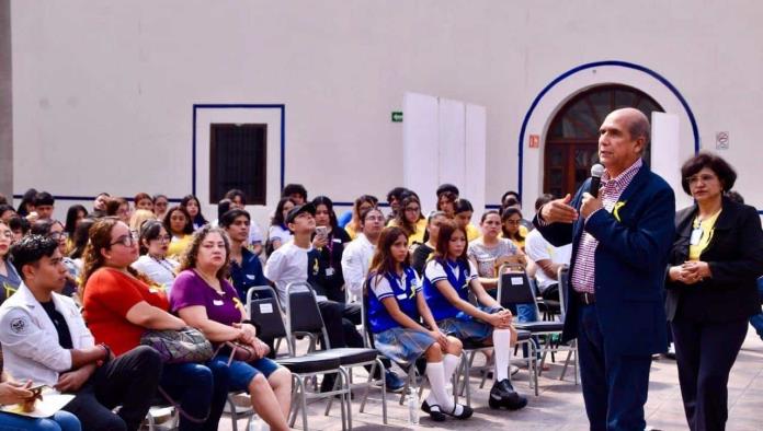 Mario Dávila dialoga con estudiantes sobre