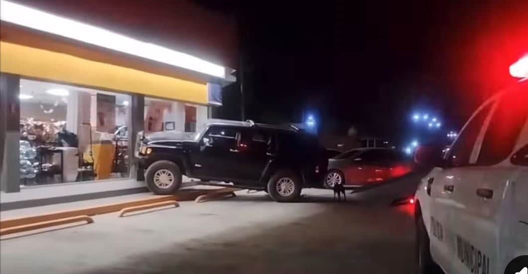 Se impacta contra vehículo y tienda de conveniencia