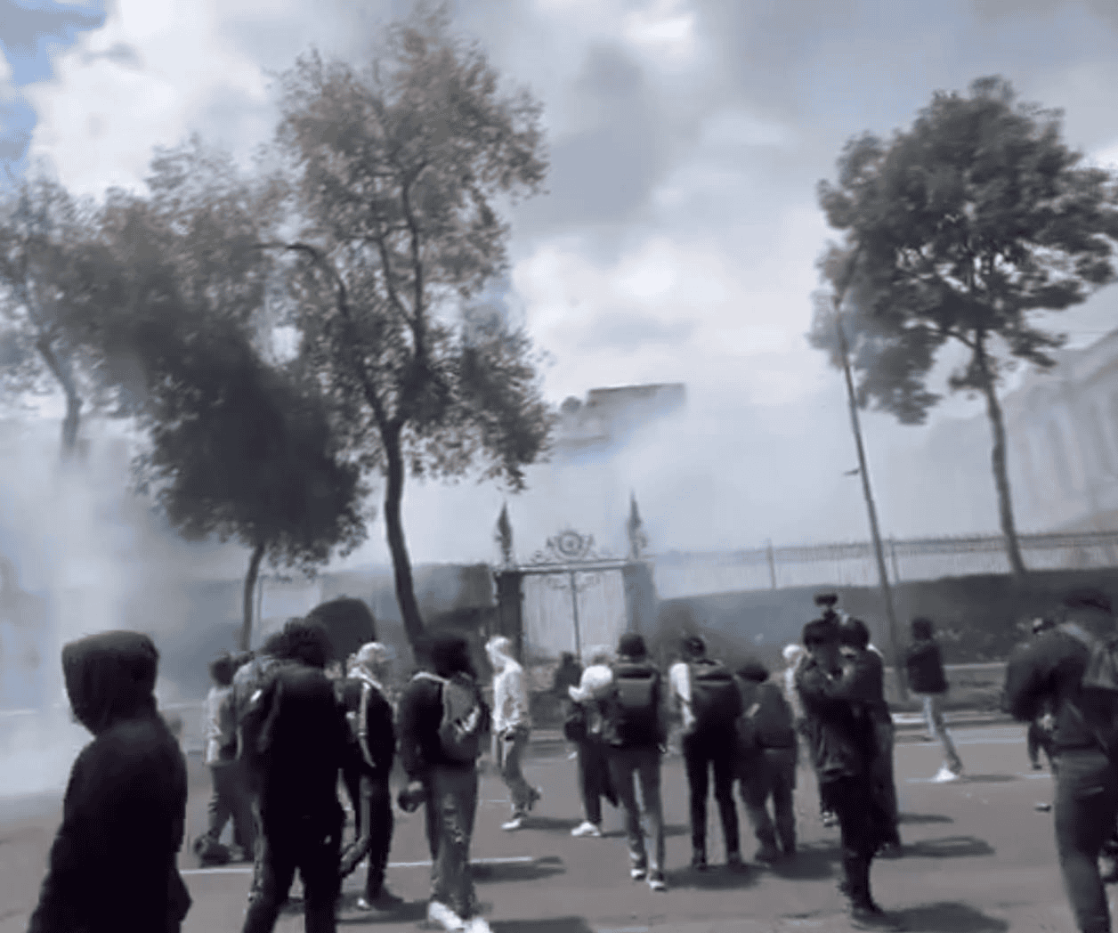 Lanzan explosivos a sede de la Segob