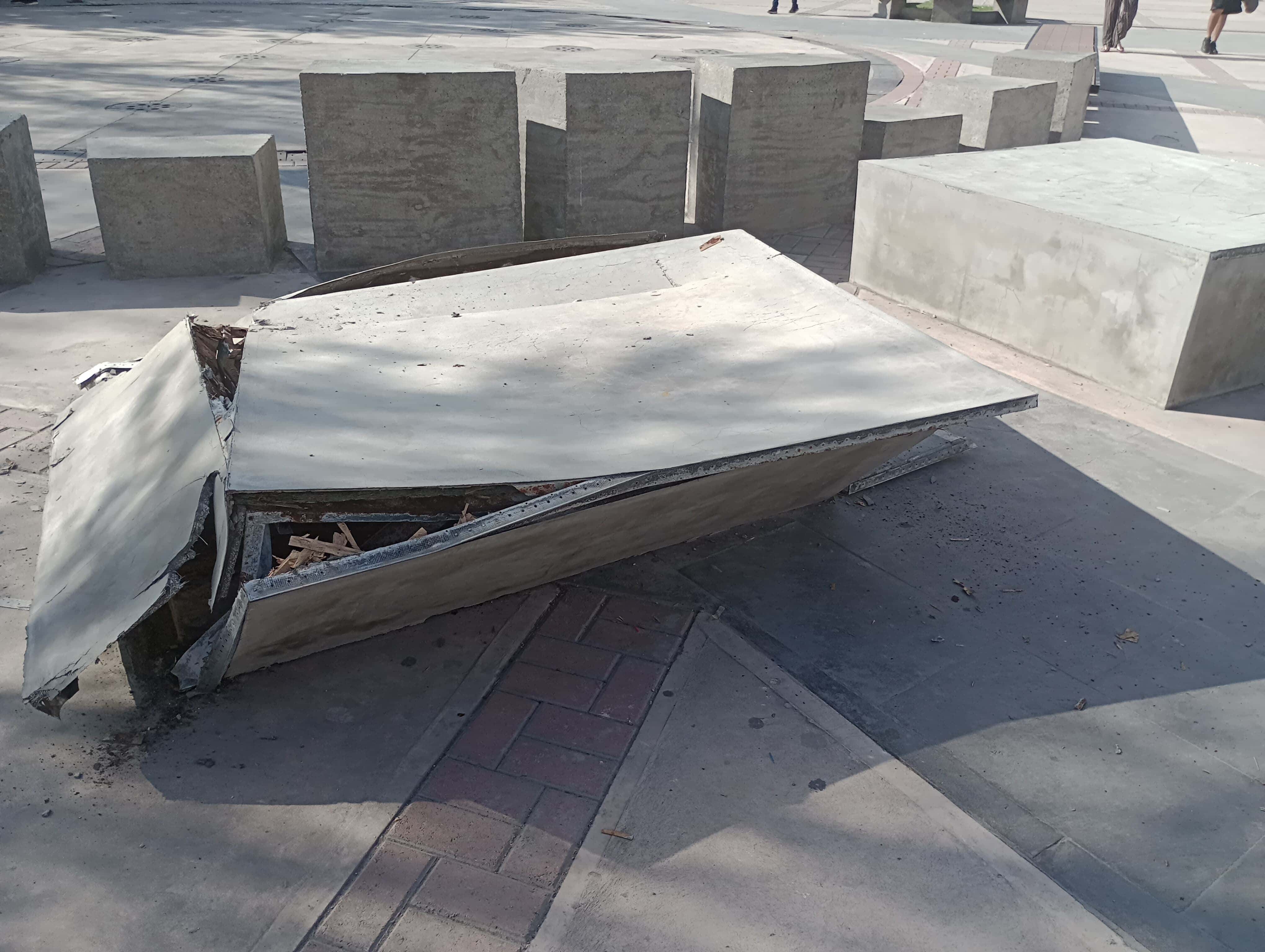 Un policía ebrio causó daños a un muro de ornato en la plaza principal, el municipio reclamará el pago por lo causado.