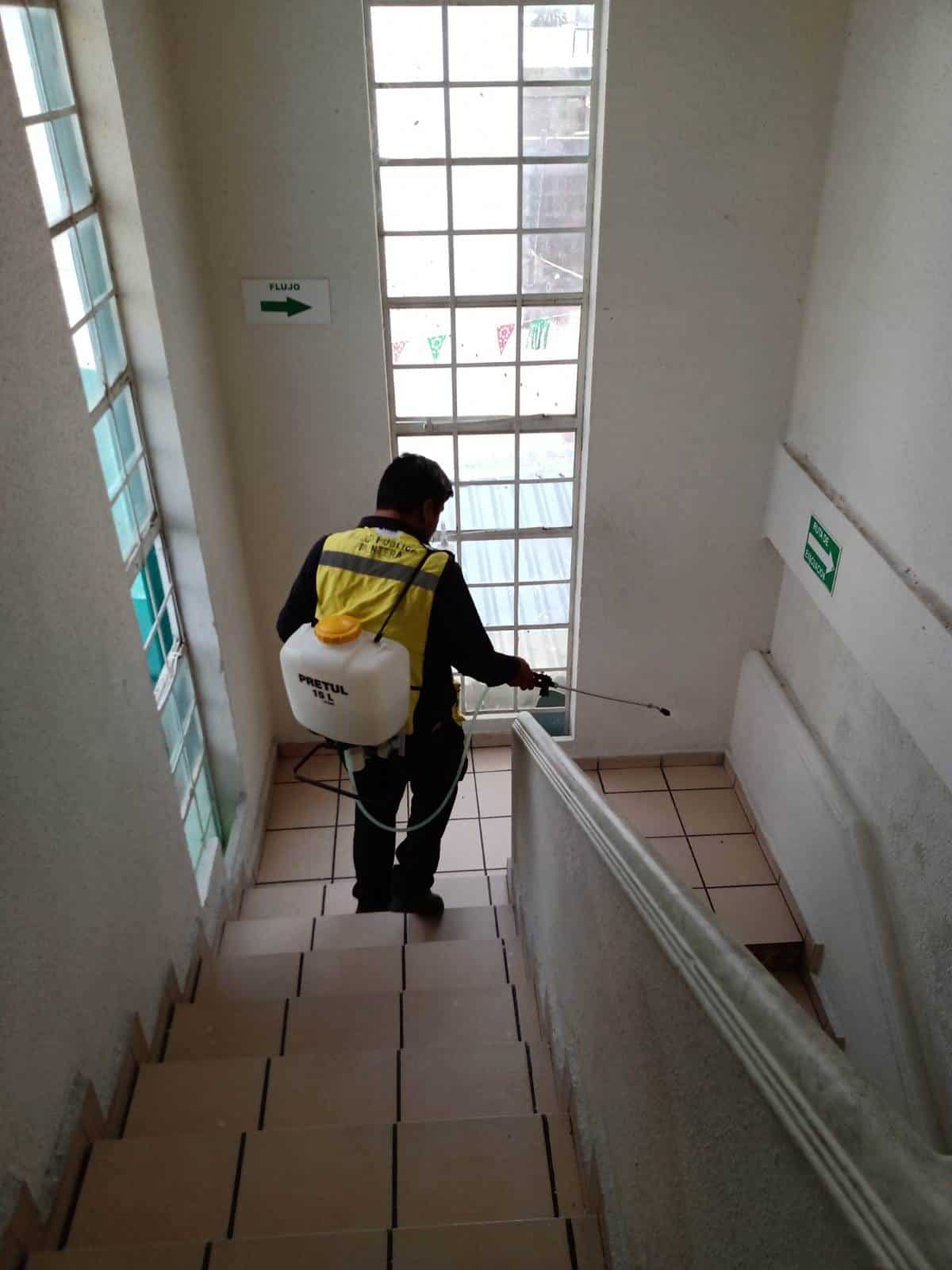 Personal de Salud se dio a la tarea de fumigar el Colegio La Paz a petición de las autoridades escolares.
