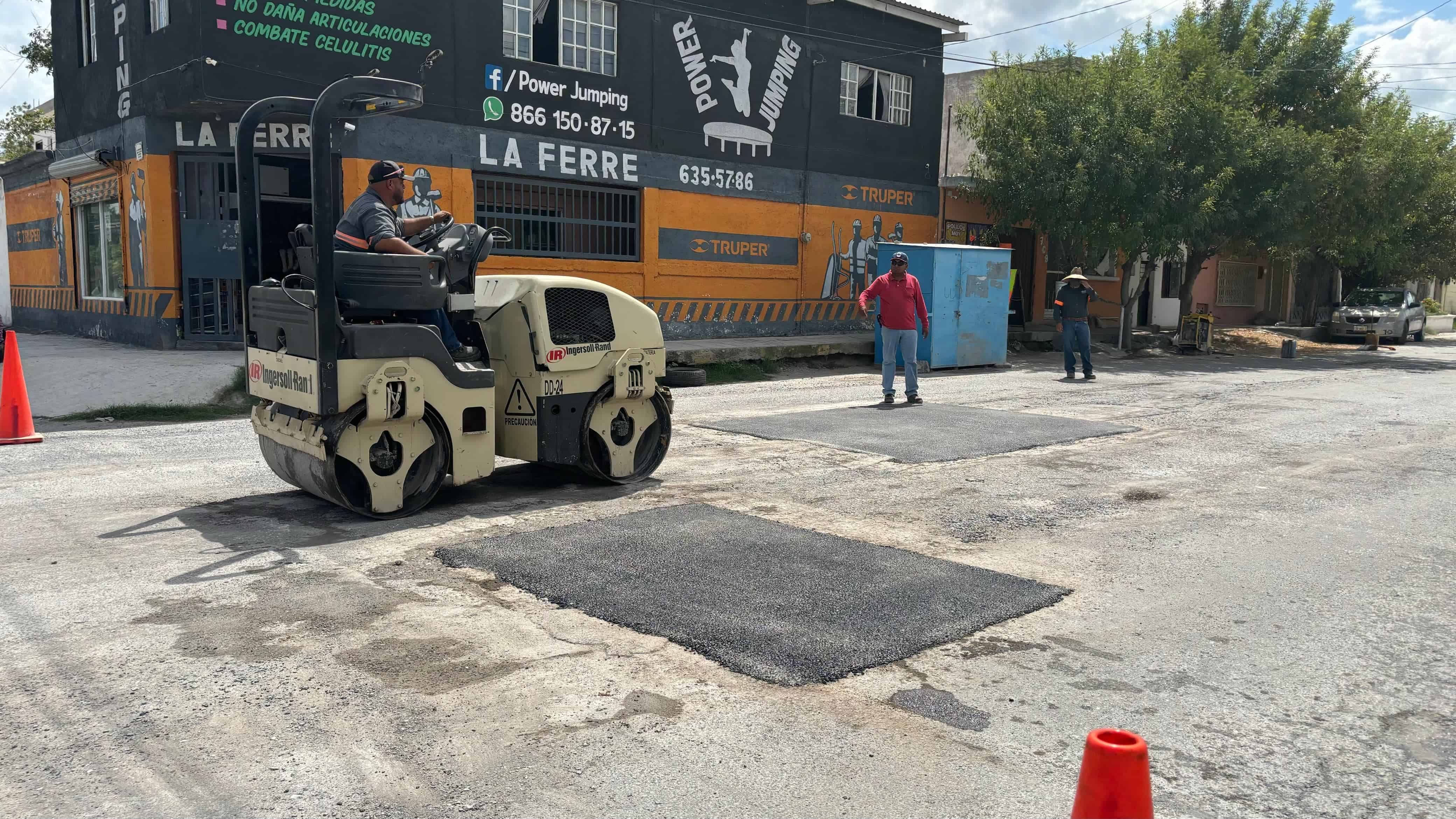 Cuadrillas de bacheo intensifican las acciones en calles que presentan mayor deterioro.