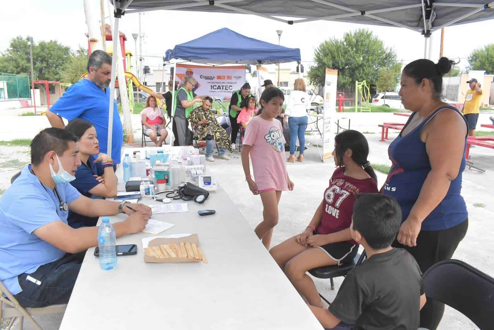 Se realiza exitosa brigada de salud en la plaza Ferromex de Nava