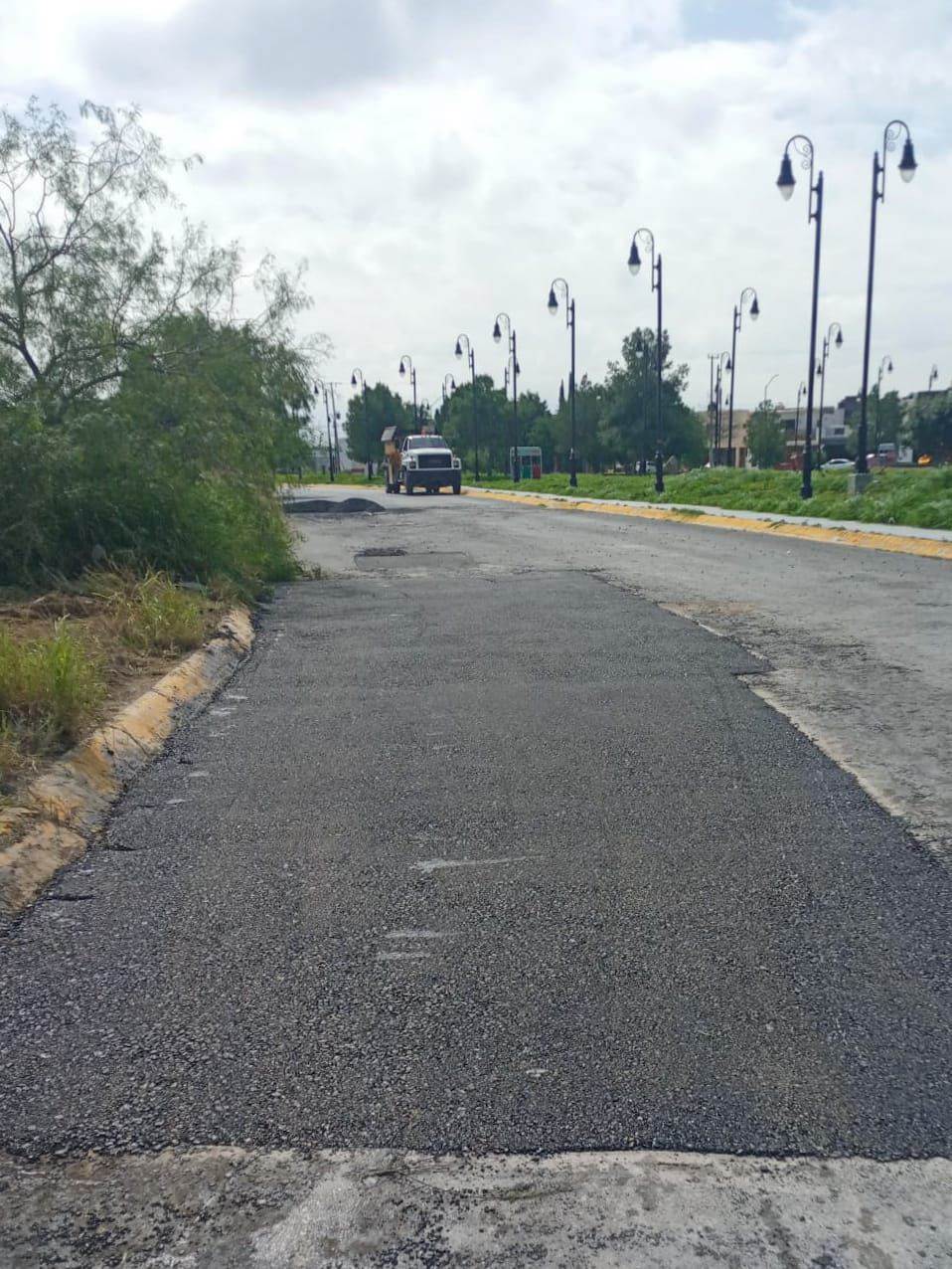 La Dirección Municipal de Bacheo de Ramos Arizpe ha colocado más de mil metros cuadrados de carpeta asfáltica en caliente y frío para la reparación de calles.