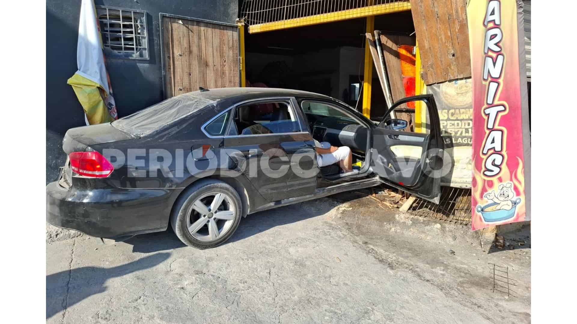 Se mete con auto a puesto de carnitas