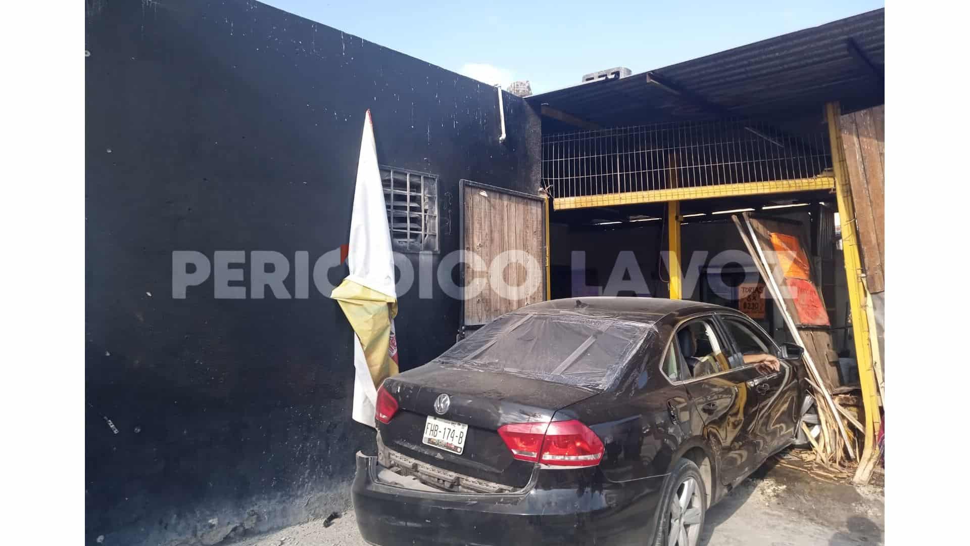 Se mete con auto a puesto de carnitas