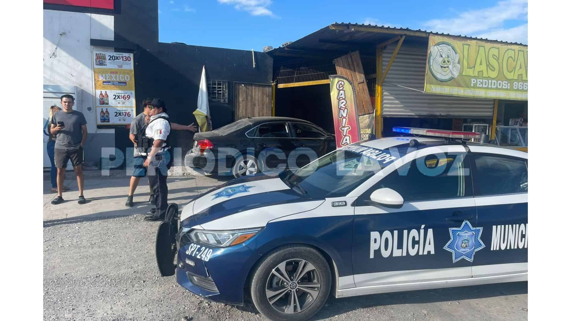 Se mete con auto a puesto de carnitas