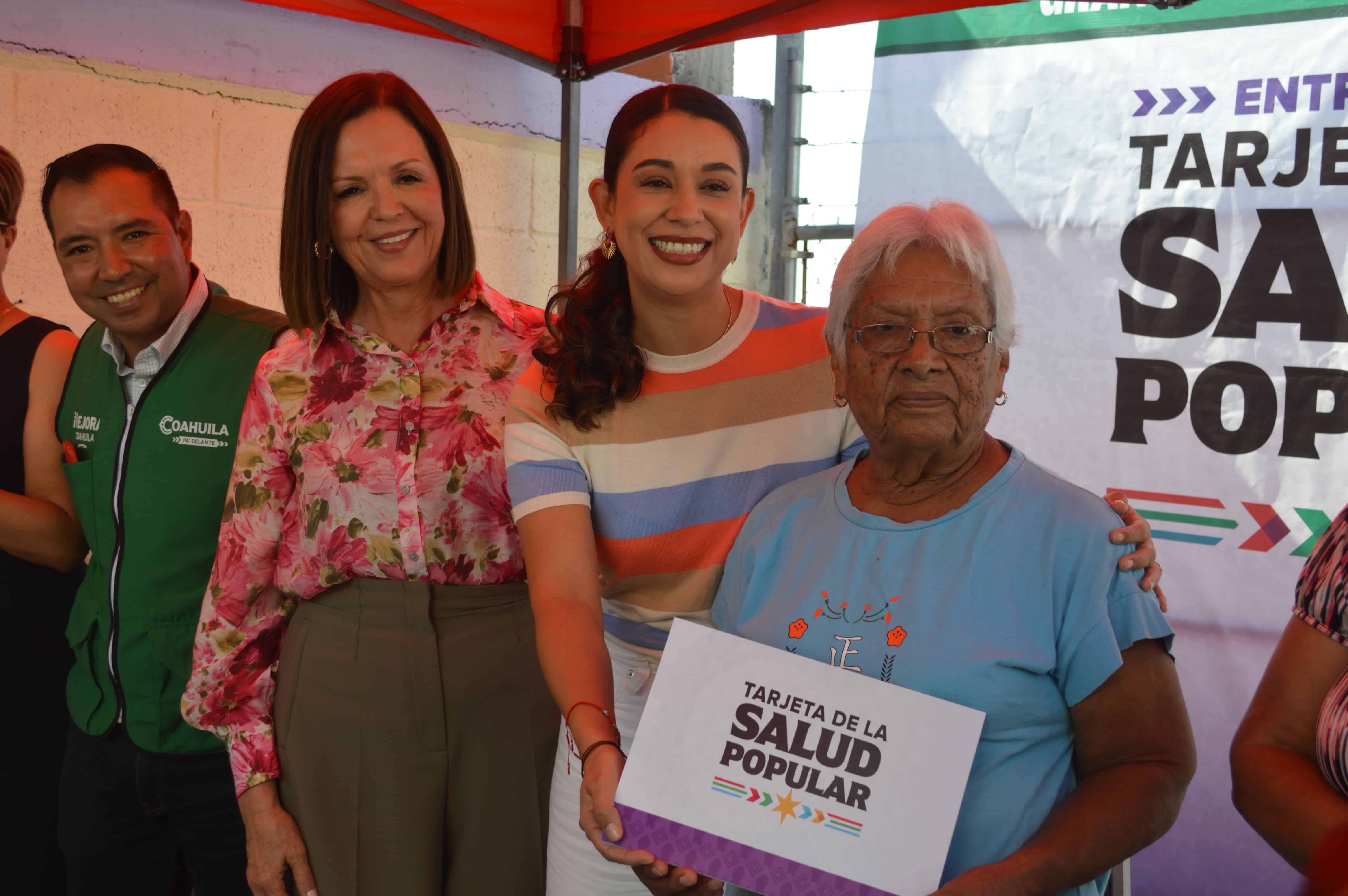 Las autoridades hicieron la entrega simbólica de la Tarjetas de la Salud a fronterenses.