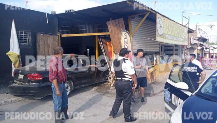 Se mete con auto a puesto de carnitas